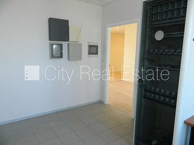 Фасадный дом, благоустроенная озеленённая территория, места для нескольких Рига - изображение 13