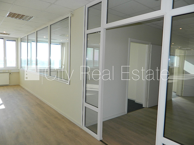 Фасадный дом, благоустроенная озеленённая территория, места для нескольких Рига - изображение 9