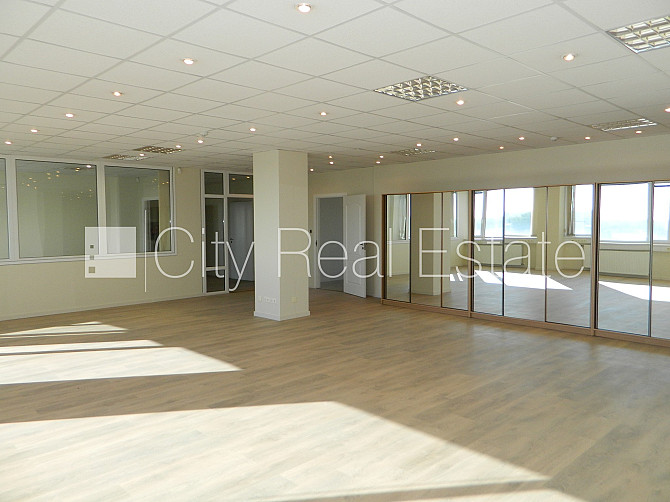 Фасадный дом, благоустроенная озеленённая территория, места для нескольких Рига - изображение 7