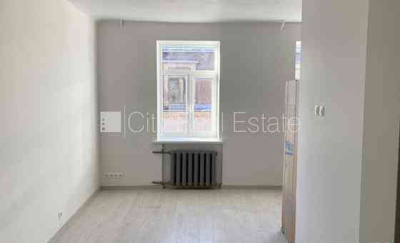 Здание во дворе, закрытый двор, вход со двора, лестничная клетка после Рига