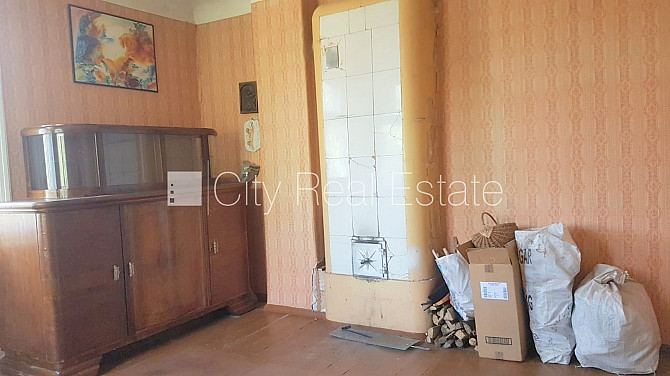 Zeme īpašumā, fasādes māja, slēgts pagalms, iežogota teritorija ar koka sētu, ieeja no Rīga - foto 9