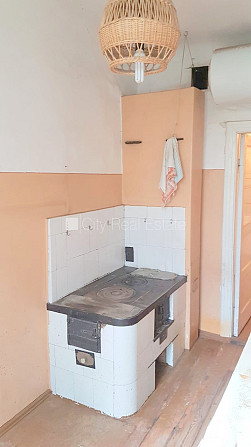 Zeme īpašumā, fasādes māja, slēgts pagalms, iežogota teritorija ar koka sētu, ieeja no Rīga - foto 17