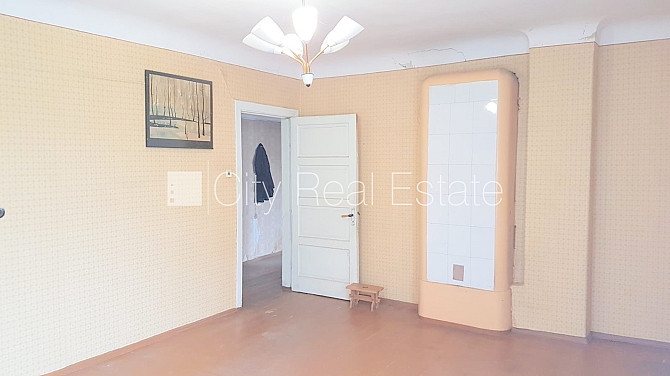 Zeme īpašumā, fasādes māja, slēgts pagalms, iežogota teritorija ar koka sētu, ieeja no Rīga - foto 4