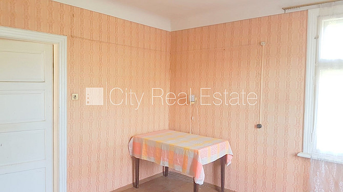 Zeme īpašumā, fasādes māja, slēgts pagalms, iežogota teritorija ar koka sētu, ieeja no Rīga - foto 6