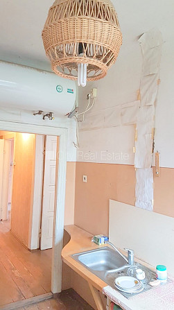 Zeme īpašumā, fasādes māja, slēgts pagalms, iežogota teritorija ar koka sētu, ieeja no Rīga - foto 13