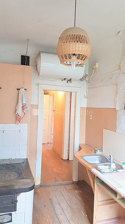 Zeme īpašumā, fasādes māja, slēgts pagalms, iežogota teritorija ar koka sētu, ieeja no Rīga - foto 12