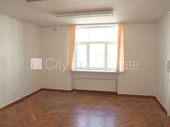 Здание во дворе, реновированный дом, закрытый двор, закрытая территория, Рига