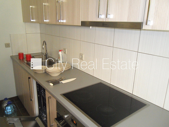 Фасадный дом, реновированный дом, вход с улицы и со двора, лестничная клетка после Рига - изображение 11