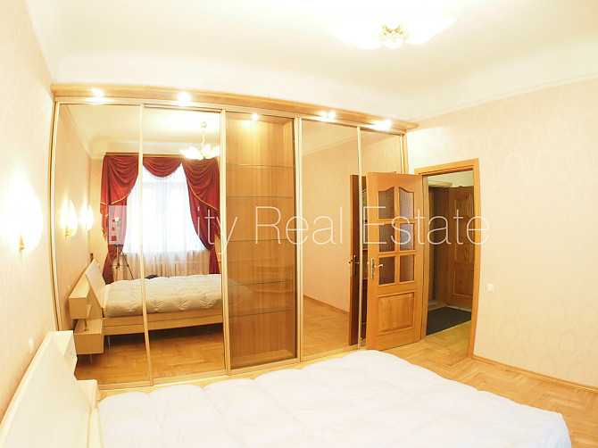 Фасадный дом, благоустроенная озеленённая территория, место для машины, вход со Рига - изображение 8