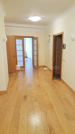 Fasādes māja, renovēta māja, ieeja no ielas, ir lifts, kāpņu telpa pēc kapitālā remonta, Rīga - foto 7