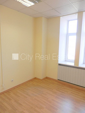 Fasādes māja, renovēta māja, ieeja no ielas, ir lifts, kāpņu telpa pēc kosmētiskā remonta, Rīga - foto 7