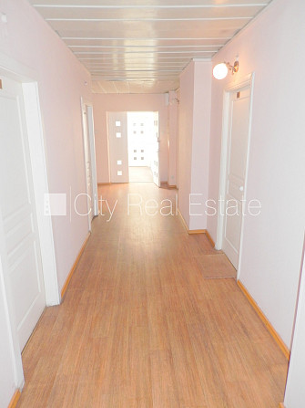 Fasādes māja, renovēta māja, ieeja no ielas, ir lifts, kāpņu telpa pēc kosmētiskā remonta, Rīga - foto 15