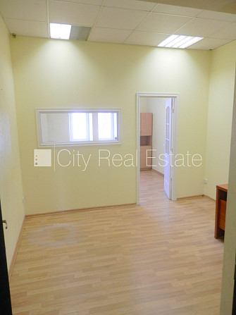 Fasādes māja, renovēta māja, ieeja no ielas, ir lifts, kāpņu telpa pēc kosmētiskā remonta, Rīga - foto 9