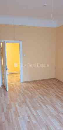 Фасадный дом, реновированный дом, вход с улицы, лифт, лестничная клетка после Rīga