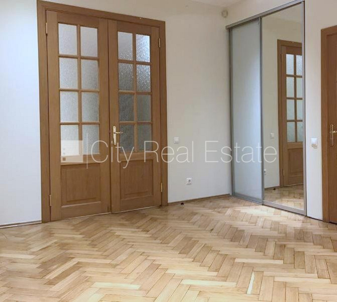 Pagalma māja, renovēta māja, labiekārtots apzaļumots pagalms, teritorijas iebrauktuves vārti Rīga - foto 6