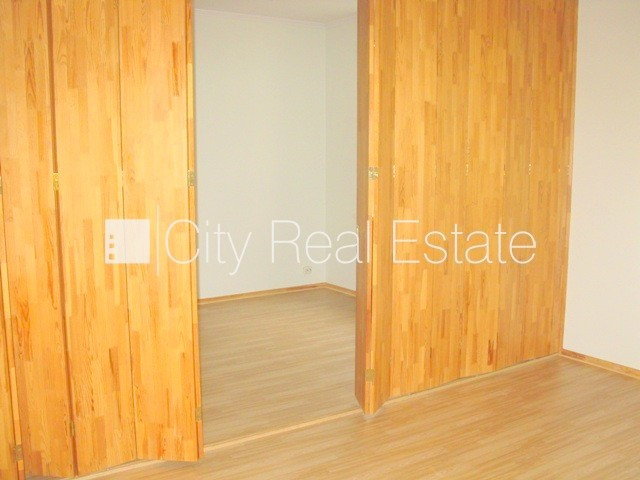 Pagalma māja, renovēta māja, slēgta teritorija, ieeja no pagalma, ir lifts, kāpņu telpa pēc Rīga - foto 11