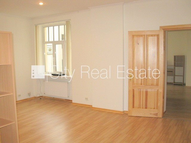 Pagalma māja, renovēta māja, slēgta teritorija, ieeja no pagalma, ir lifts, kāpņu telpa pēc Rīga - foto 9