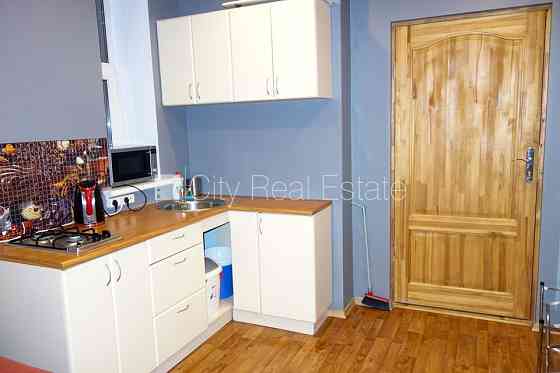 Дом во дворе, реновированный дом, вход со двора, окна выходят во двор, количество Рига