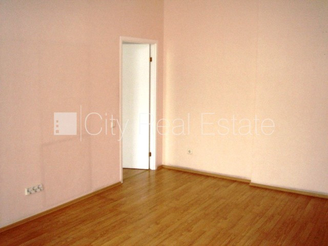 Fasādes māja, restaurēta māja, ieeja no ielas un pagalma, ir lifts, istabas izolētas, viena Rīga - foto 8