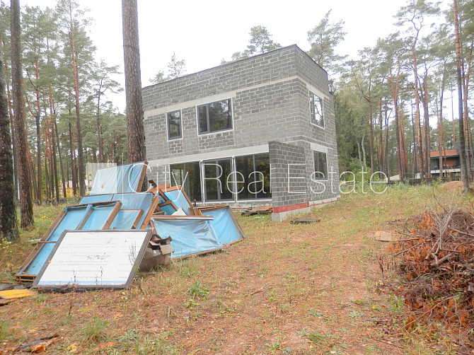 Dvīņu māja, jaunceltne, iežogota teritorija ar koka sētu, apsargāta teritorija, mājā Jūrmala - foto 3