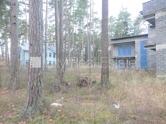 Dvīņu māja, jaunceltne, iežogota teritorija ar koka sētu, apsargāta teritorija, mājā Jūrmala - foto 12