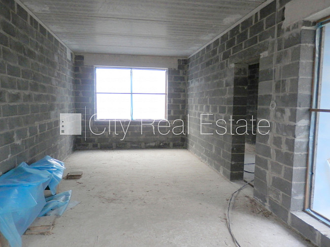 Dvīņu māja, jaunceltne, iežogota teritorija ar koka sētu, apsargāta teritorija, mājā Jūrmala - foto 17