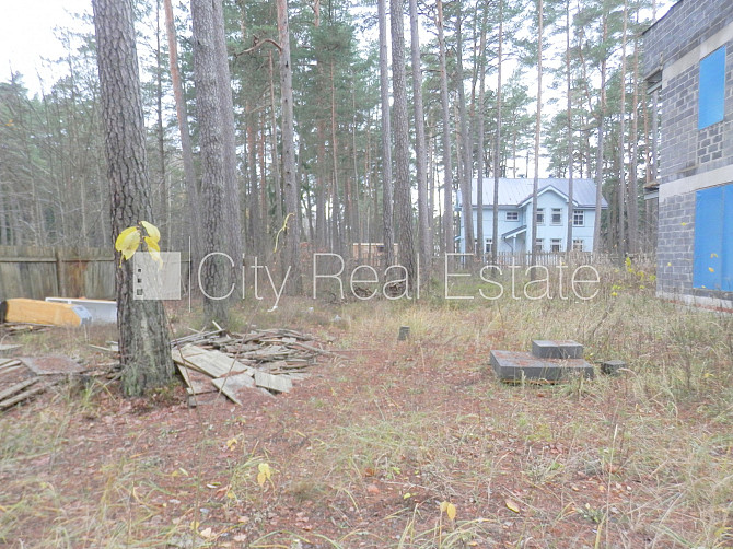 Dvīņu māja, jaunceltne, iežogota teritorija ar koka sētu, apsargāta teritorija, mājā Jūrmala - foto 8