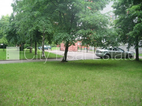 Фасадный дом, покрытие крыши из шифера, благоустроенный озеленённый двор, Рига - изображение 20