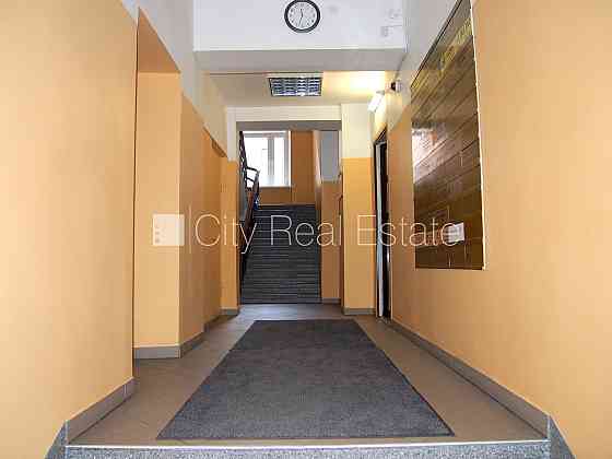 Фасадный дом, реновированный дом, объект охраняет физическая охрана, вход с Rīga