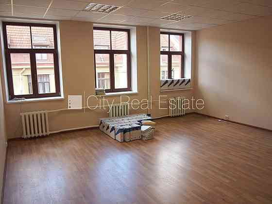 Фасадный дом, реновированный дом, объект охраняет физическая охрана, вход с Rīga