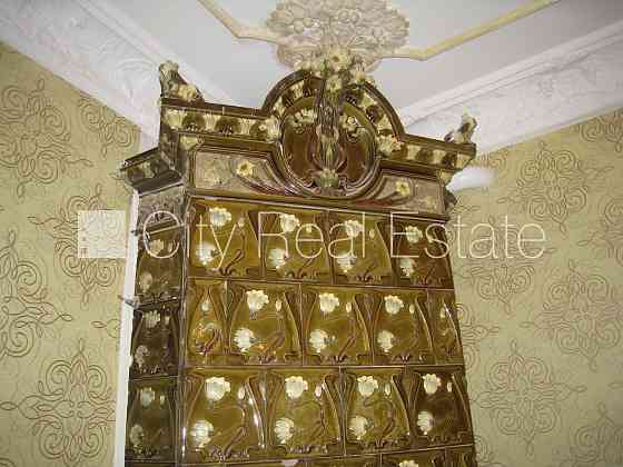 Фасадный дом, реновированный дом, вход с улицы, лифт, лестничная клетка после Рига