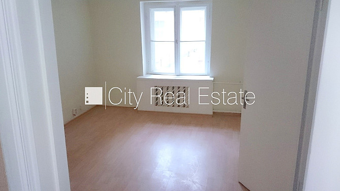 Fasādes māja, renovēta māja, ieeja no ielas, beletāža, ir lifts, kāpņu telpa pēc Rīga - foto 10