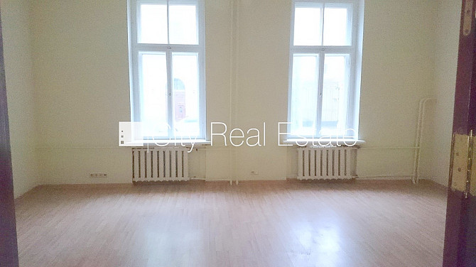 Fasādes māja, renovēta māja, ieeja no ielas, beletāža, ir lifts, kāpņu telpa pēc Rīga - foto 4