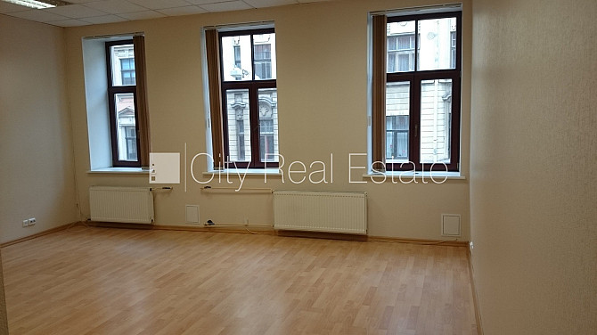 Fasādes māja, renovēta māja, ieeja no ielas, kāpņu telpa pēc kosmētiskā remonta, logi Rīga - foto 2