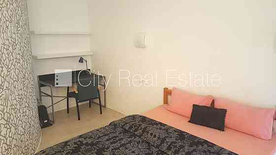 Фасадный дом, лифт, лестничная клетка после косметического ремонта, студио, кухня Рига