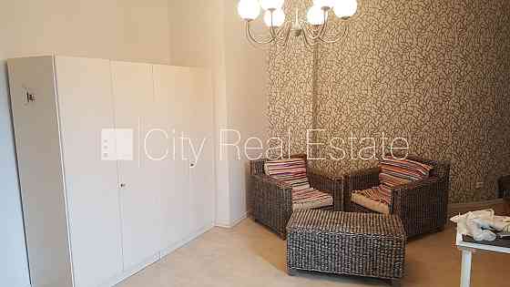 Фасадный дом, лифт, лестничная клетка после косметического ремонта, студио, кухня Рига