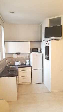 Fasādes māja, ir lifts, kāpņu telpa pēc kosmētiskā remonta, studio tipa, virtuve apvienota Rīga - foto 12