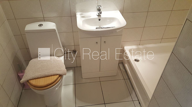 Fasādes māja, ir lifts, kāpņu telpa pēc kosmētiskā remonta, studio tipa, virtuve apvienota Rīga - foto 15