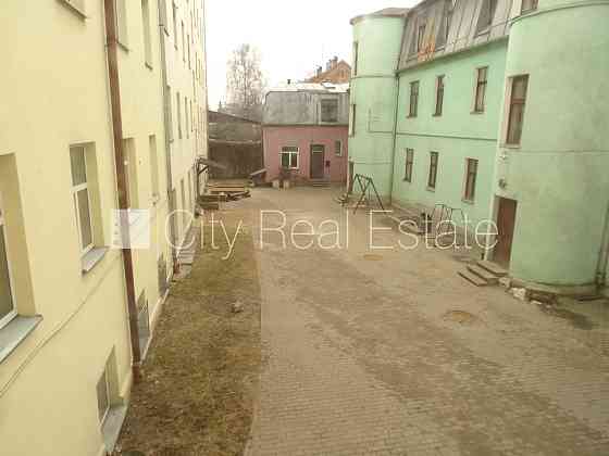 Фасадный дом, вход с улицы, окна выходят во двор, изолированная комната 18 м2, Рига