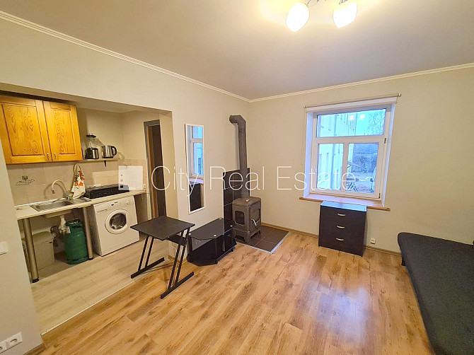 Фасадный дом, вход с улицы, окна выходят во двор, изолированная комната 18 м2, Рига - изображение 5