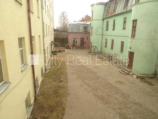 Фасадный дом, вход с улицы, окна выходят во двор, изолированная комната 18 м2, Рига - изображение 4