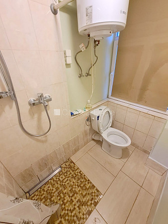 Фасадный дом, вход с улицы, окна выходят во двор, изолированная комната 18 м2, Рига - изображение 13