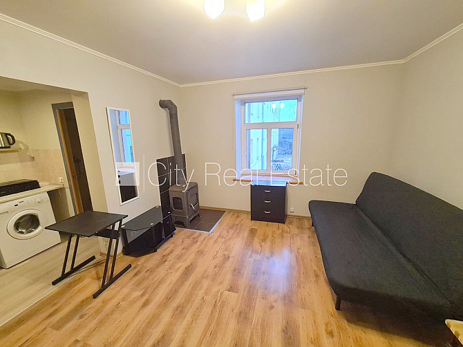 Фасадный дом, вход с улицы, окна выходят во двор, изолированная комната 18 м2, Рига - изображение 1