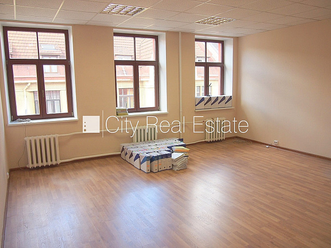 Fasādes māja, renovēta māja, ieeja no ielas, kāpņu telpa pēc kosmētiskā remonta, logi Rīga - foto 2