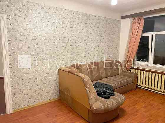 Здание во дворе, закрытый двор, вход с улицы и со двора, окна выходят во двор, Рига