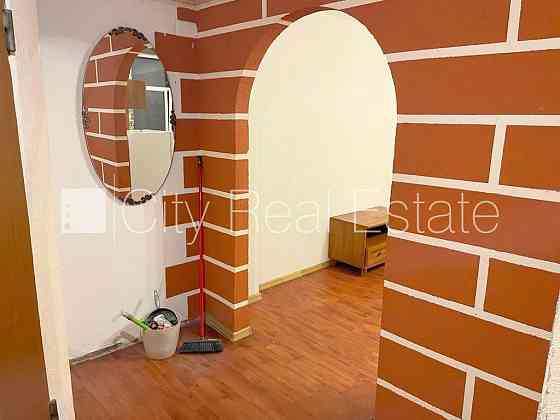 Здание во дворе, закрытый двор, вход с улицы и со двора, окна выходят во двор, Рига