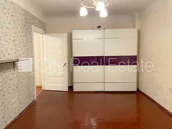 Здание во дворе, закрытый двор, вход с улицы и со двора, окна выходят во двор, Рига