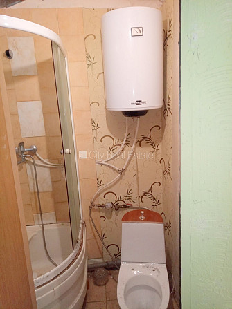 Здание во дворе, закрытый двор, вход с улицы, окна выходят во двор, одна Рига - изображение 3