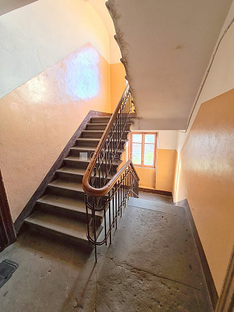 Здание во дворе, закрытый двор, вход с улицы, окна выходят во двор, одна Рига - изображение 5