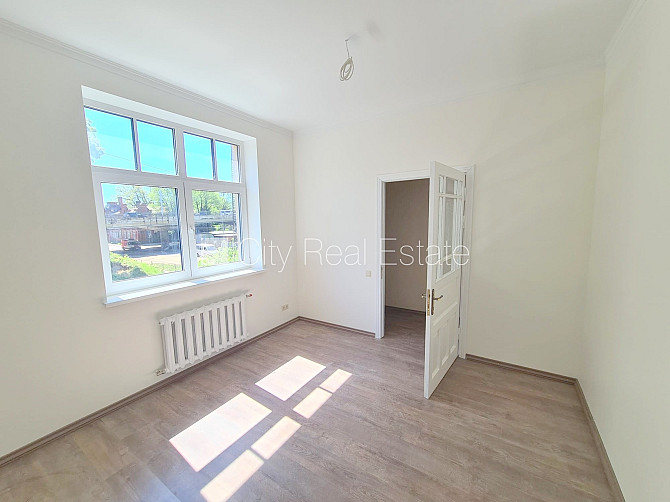 Новостройка, фасадный дом, благоустроенный озеленённый двор, закрытый двор, Рига - изображение 10